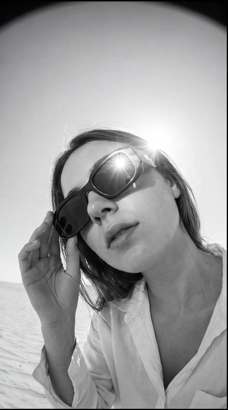 Mujer con gafas de sol GRIFO bajo el sol